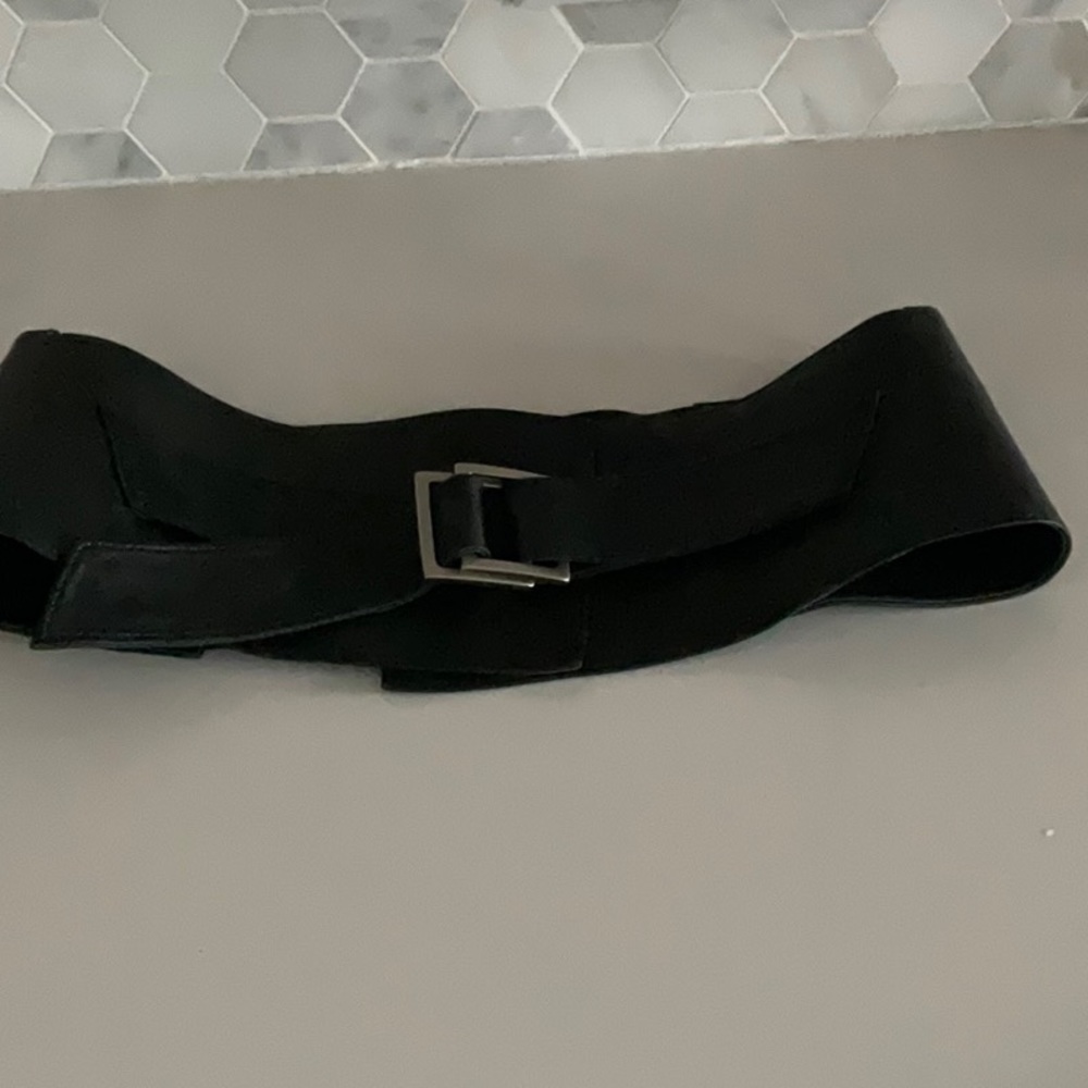 Suzi Roher wider waist belt